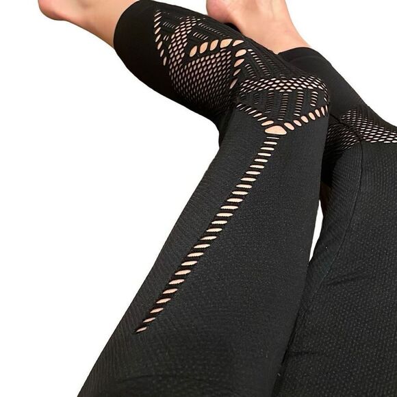 Lux Pants - EUC Nux Seamless Black Mesh Textured Crop Legging Yoga Pants - Size Small